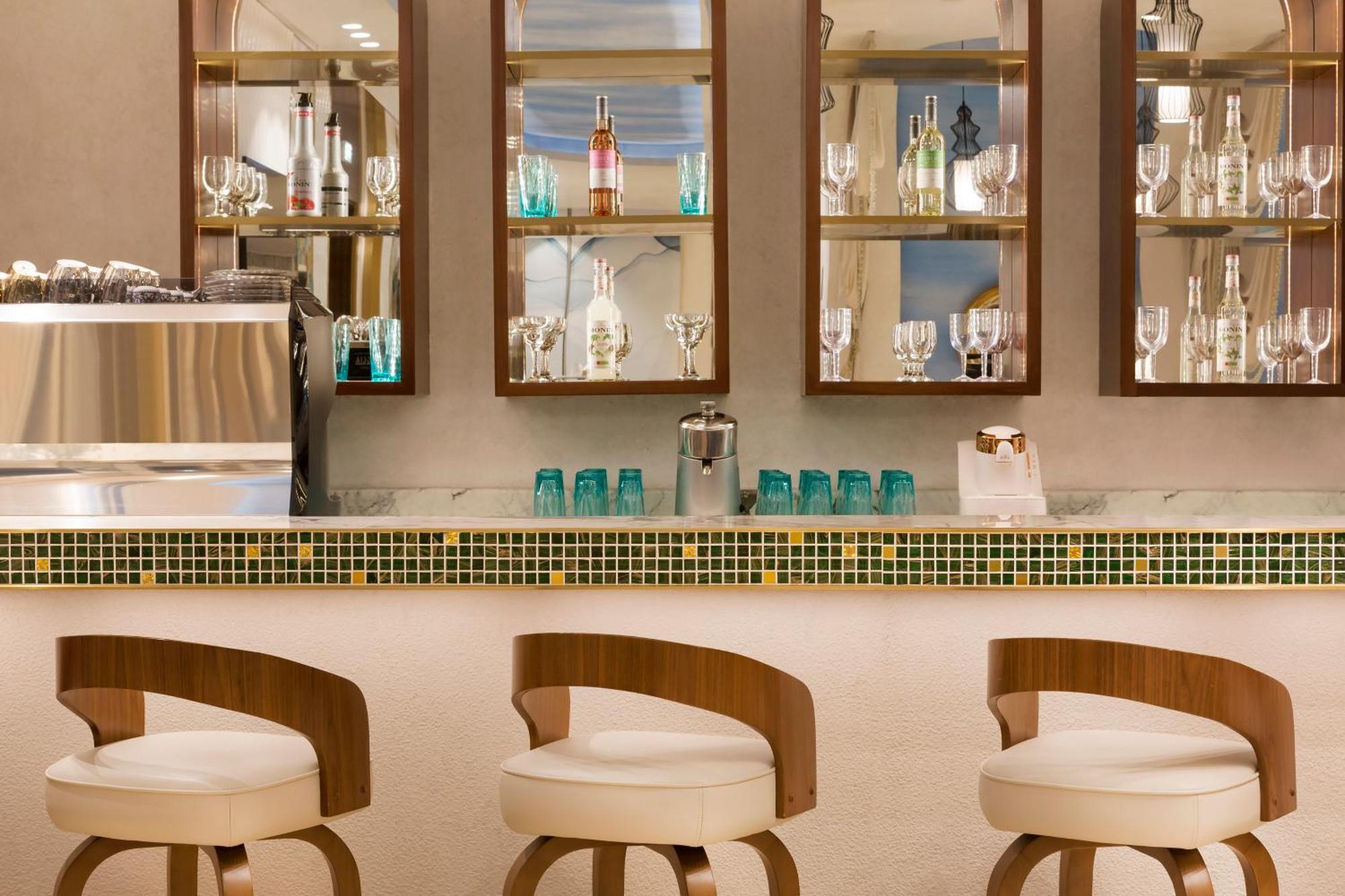 Velero Hotel Doha Lusail Екстер'єр фото The bar at the hotel
