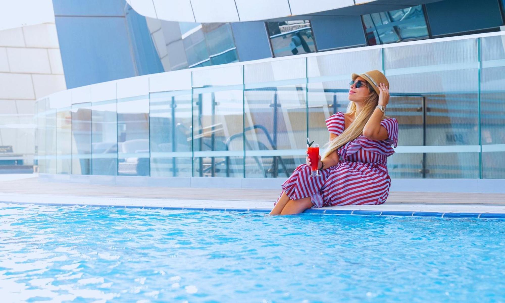 Velero Hotel Doha Lusail Екстер'єр фото A woman sunbathing