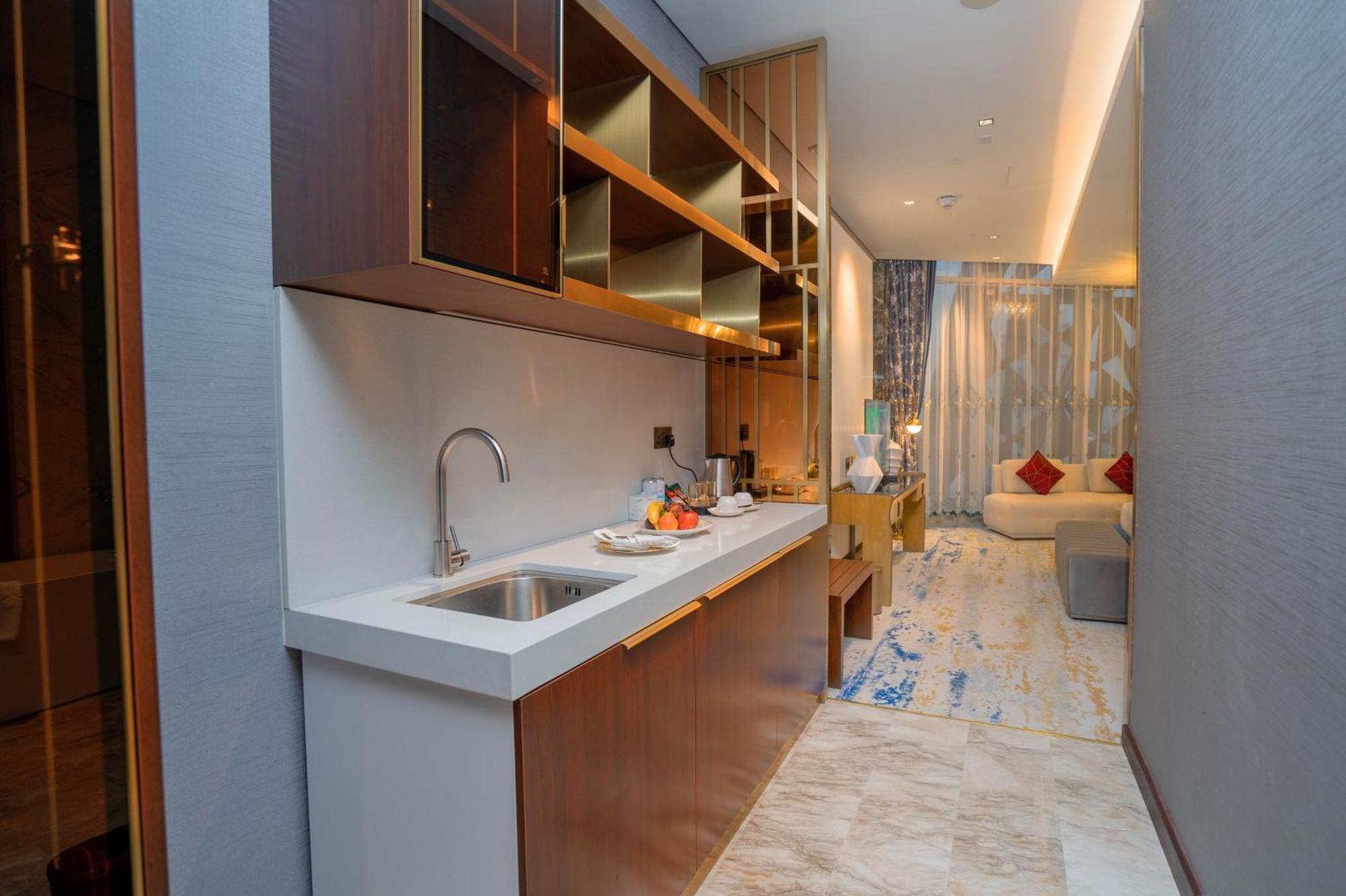 Velero Hotel Doha Lusail Екстер'єр фото A kitchen in a hotel suite