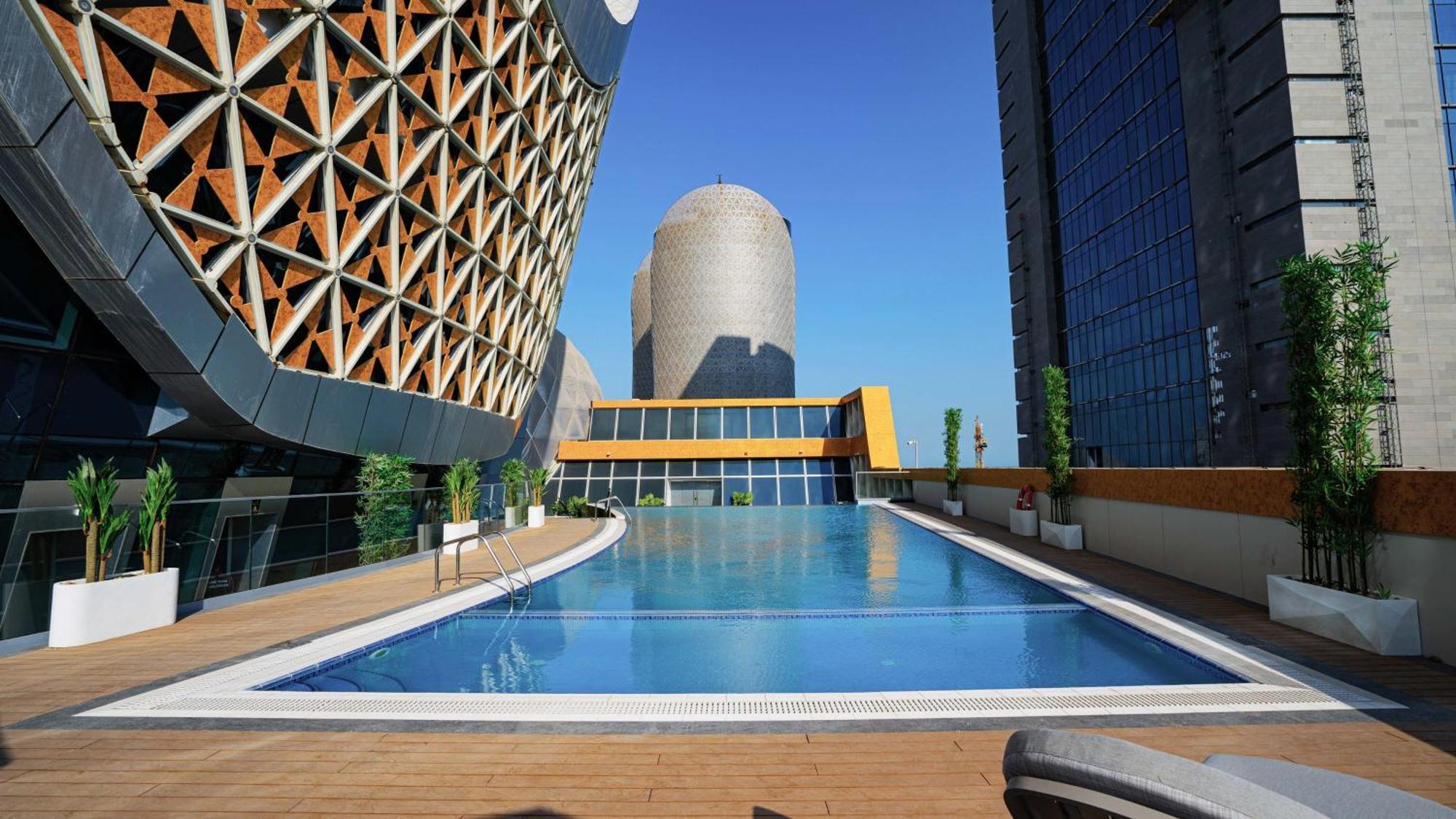 Velero Hotel Doha Lusail Екстер'єр фото The pool at the top of the hotel